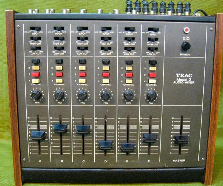 Image sur TEAC Model 2 Audio Mixer