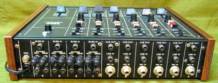 Image sur TEAC Model 2 Audio Mixer