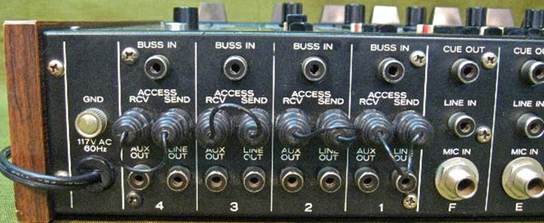 Image sur TEAC Model 2 Audio Mixer