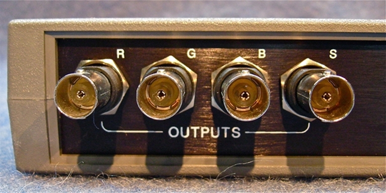 Image sur Extron RGB 116 9 Pin Analog to RGBs video